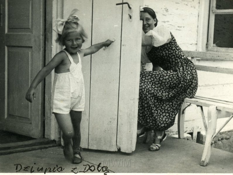 KKE 4973.jpg - Fot. W domu. Jadwiga Strumiłło z Dolą, 1939 r.